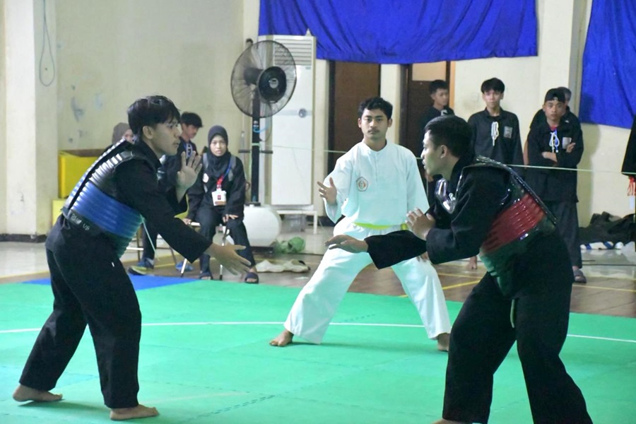 Muhammad Yazid Khumaidi mahasiswa Bisnis Digital S-1, ITN Malang meraih Juara 2 Tanding Kelas D Dewasa Putra, Kejuaraan Pencak Silat Sambung Roso Aremashter 2025 se-Cabang Kota dan Kabupaten Malang. (Foto: Yanuar/Humas ITN Malang)